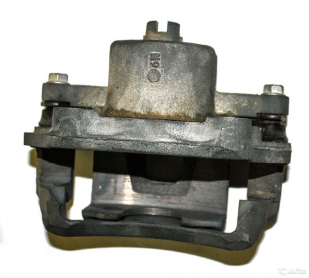 Суппорт тормозной передний правый Nissan 41001-09W00